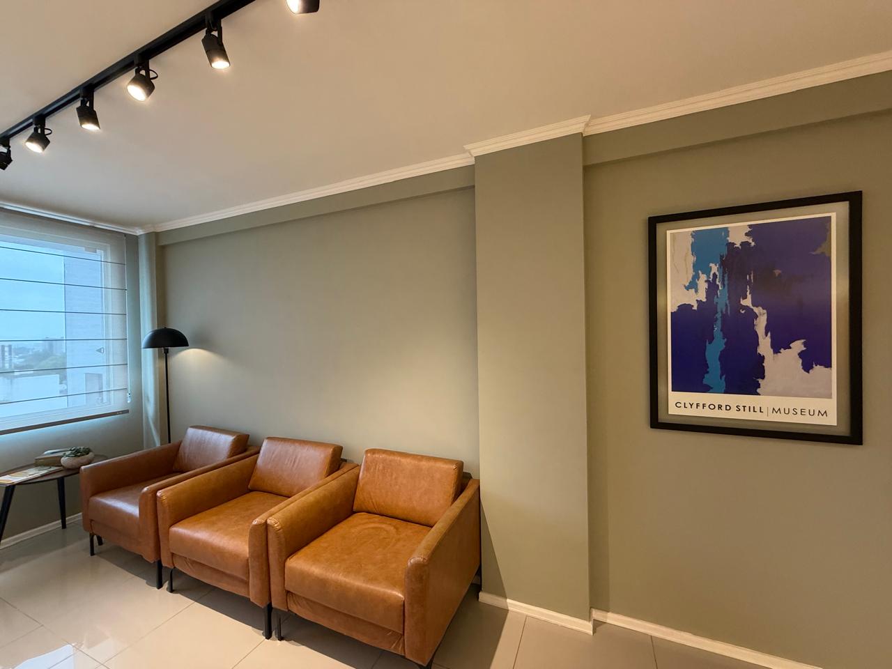 Detalhe da sala — poltronas e quadro decorativo